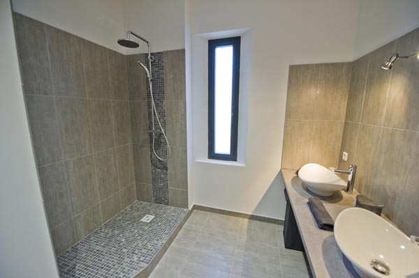 ma-vie-la-charleval-location-grande-capacite-provence-600 la deuxième salle de bains avec douche italienne